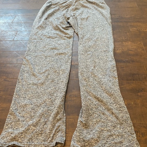 Vuori Halo Wide leg grey lounge pants - Picture 3 of 12